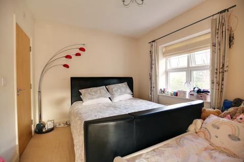 2 bedroom maisonette for sale, Andrews Gate, Shepperton, TW17 0AP