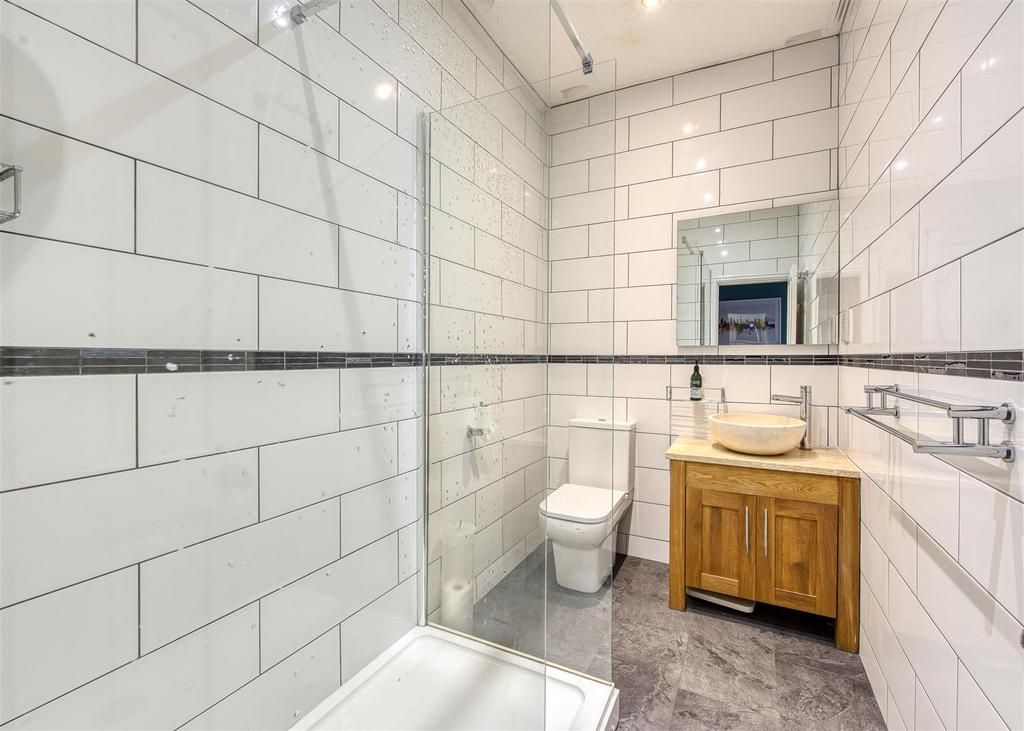 16 Church Hill Road-bed1 ensuite.jpg