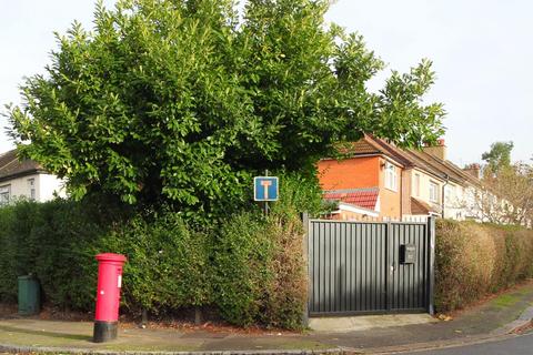 3 bedroom end of terrace house to rent, Berry Way, W5