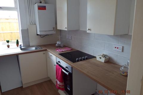 2 bedroom end of terrace house to rent, Shadyside, Doncaster DN4