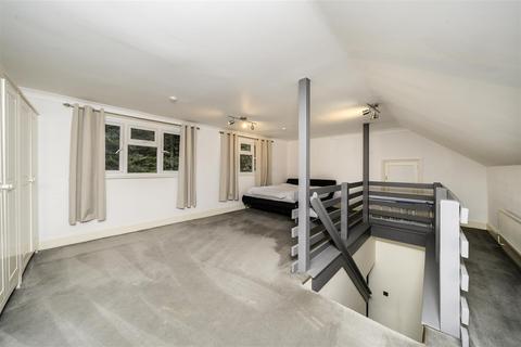 2 Fallowfield, Stanmore, HA7 3DF