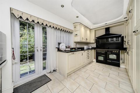 2 Fallowfield, Stanmore, HA7 3DF
