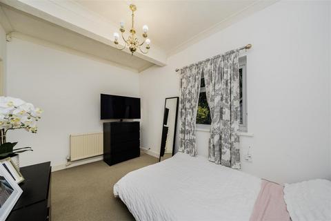 2 Fallowfield, Stanmore, HA7 3DF