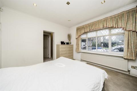 2 Fallowfield, Stanmore, HA7 3DF