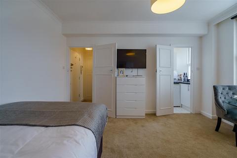 Studio to rent, Hill Street, Mayfair, London W1J