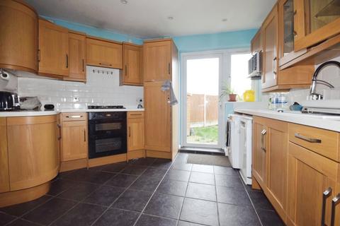 3 bedroom semi-detached house to rent, Rowlands Road Dagenham RM8