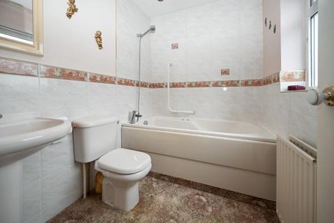 27 Fairway, Guiseley, Leeds, LS20 8JT