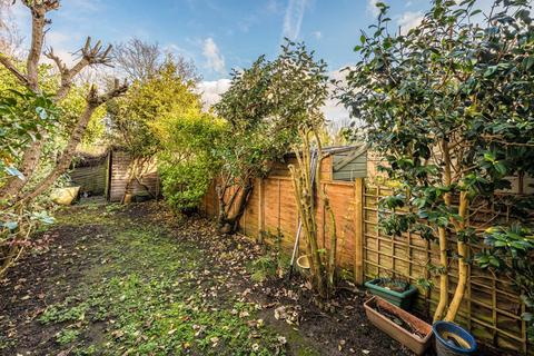 16 Railway Road, Teddington, TW11 8SB