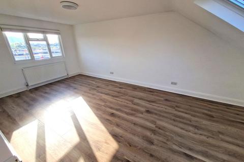 2 bedroom flat for sale, Burnham Way, London, W13 9YB