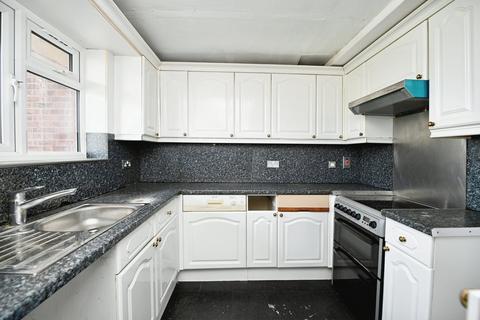 3 bedroom flat for sale, Rose Lane, Romford RM6