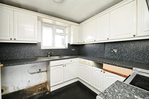 3 bedroom flat for sale, Rose Lane, Romford RM6