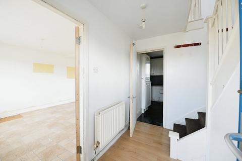 3 bedroom flat for sale, Rose Lane, Romford RM6