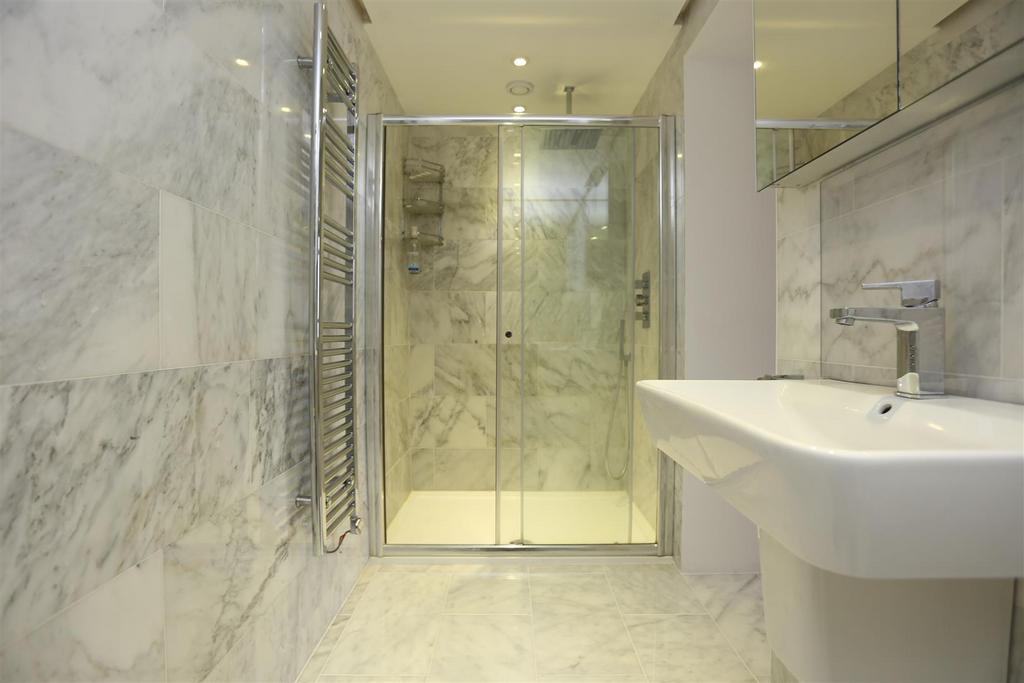 17 E Sussex Heights en suite.JPG