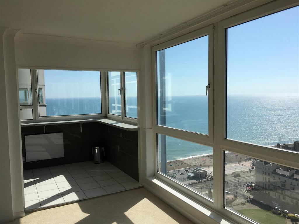 17e Sussex Heights loungekitch.JPG