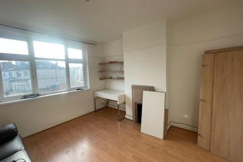 2 bedroom maisonette to rent, Hill Rise, Greenford UB6