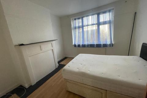 2 bedroom maisonette to rent, Hill Rise, Greenford UB6