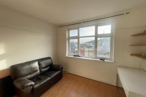 2 bedroom maisonette to rent, Hill Rise, Greenford UB6