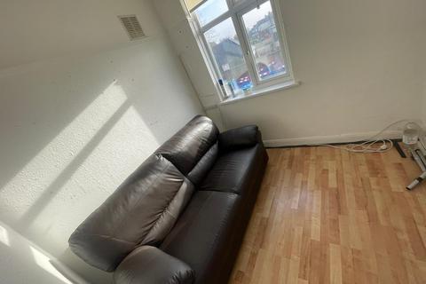 2 bedroom maisonette to rent, Hill Rise, Greenford UB6