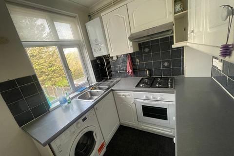 2 bedroom maisonette to rent, Hill Rise, Greenford UB6