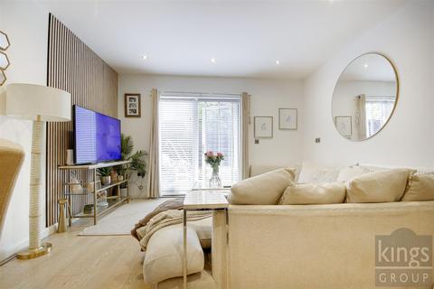 2 bedroom ground floor flat for sale, Thornbury Way, London