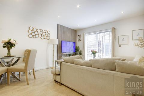 2 bedroom ground floor flat for sale, Thornbury Way, London