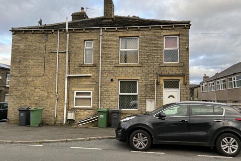 3 bedroom terraced house to rent, Thorncliffe Street, Huddersfield HD3