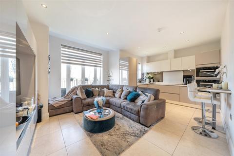 2 bedroom flat for sale, Marlborough Drive, Bushey WD23