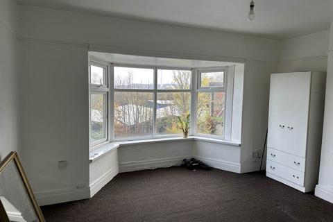 3 bedroom flat to rent, St. Johns Road, Huddersfield HD1