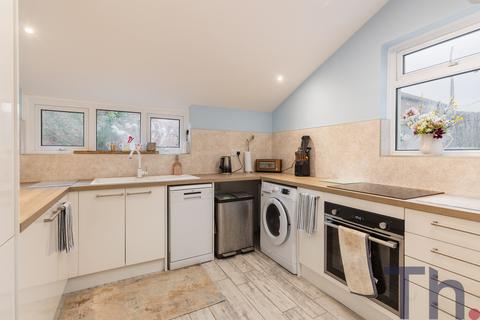 3 bedroom flat for sale, 96 Station Avenue, Sandown PO36