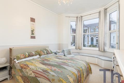 3 bedroom flat for sale, 96 Station Avenue, Sandown PO36