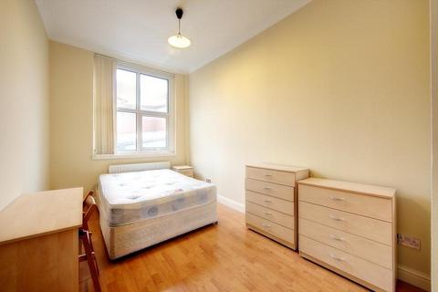 2 bedroom flat to rent, Tower House, Tower Street, Cirty Centre