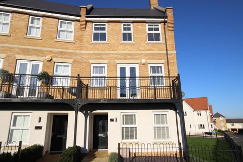 4 bedroom townhouse to rent, School Avenue, Basildon