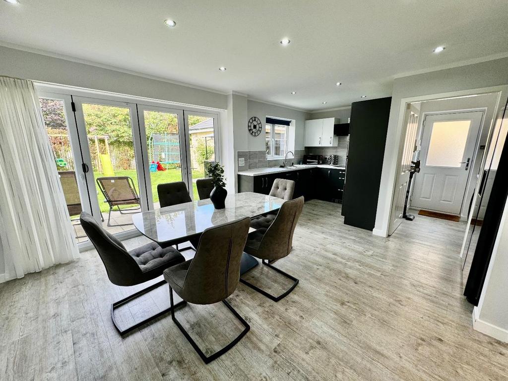 Kitchen/Dining area