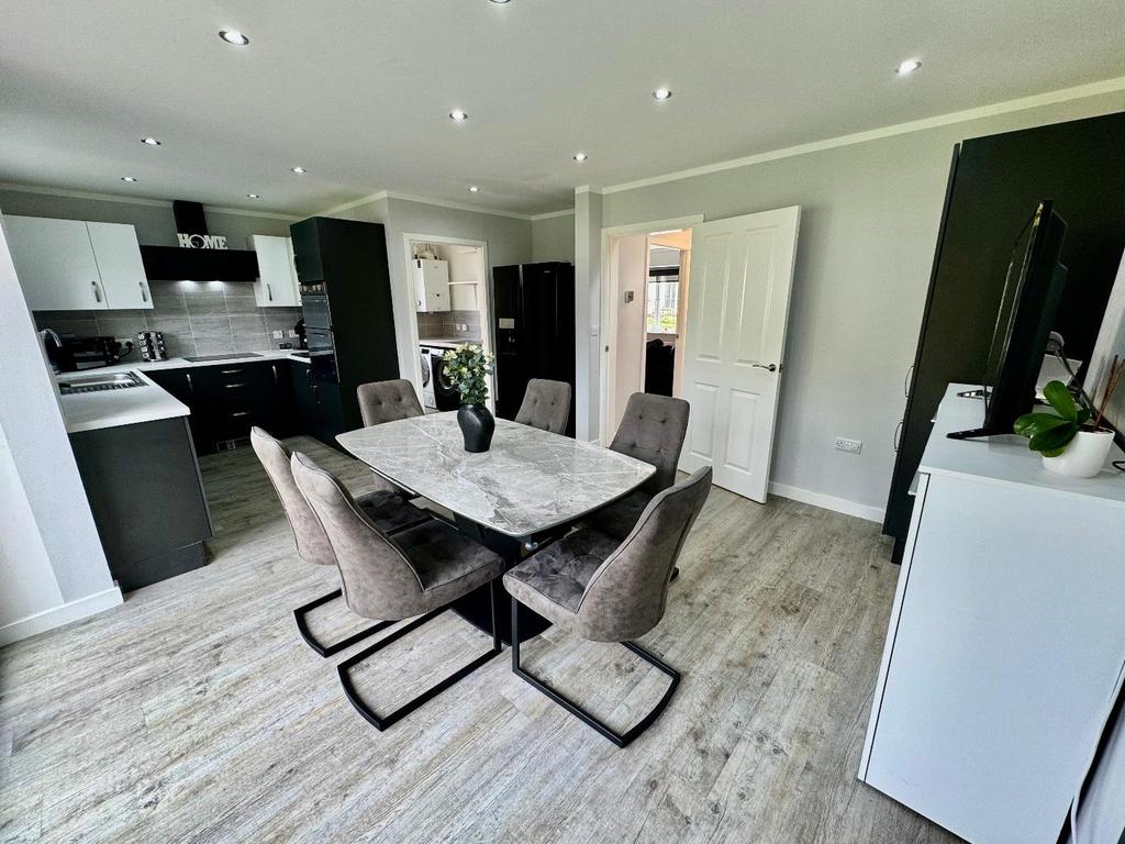 Kitchen/Dining area