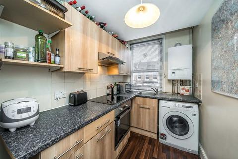 3 bedroom flat to rent, Tremadoc Road, London SW4