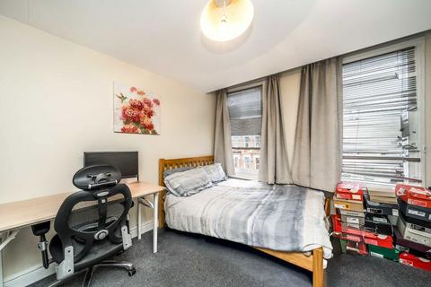 3 bedroom flat to rent, Tremadoc Road, London SW4