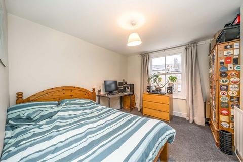 3 bedroom flat to rent, Tremadoc Road, London SW4