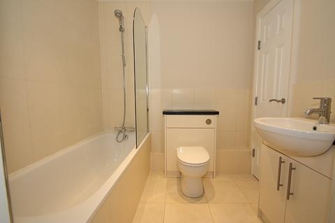 2 bedroom flat to rent, Broomhall Road, Woking GU21