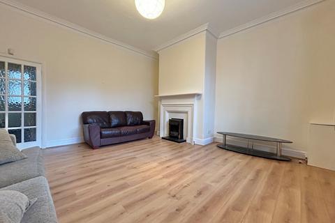 2 bedroom flat to rent, Gledhow Lane, Roundhay, Leeds, LS8