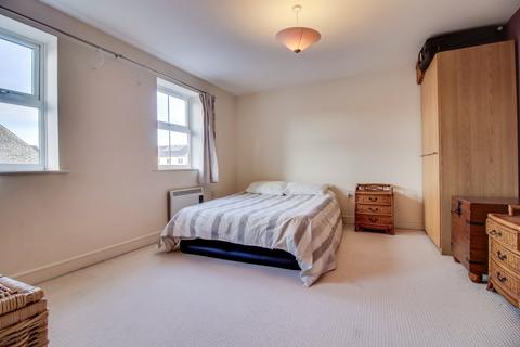 3 bedroom flat for sale, Harrogate Road, Apperley Bridge, Bradford, West Yorkshire, BD10