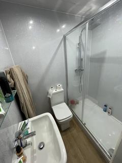 3 bedroom flat to rent, Wilbraham Road, Manchester M14