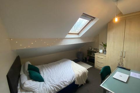 3 bedroom flat to rent, Wilbraham Road, Manchester M14