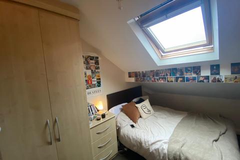 3 bedroom flat to rent, Wilbraham Road, Manchester M14