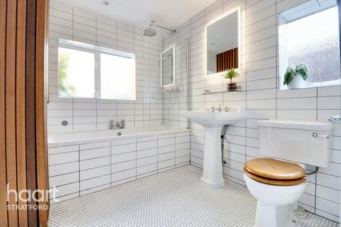 30 Holness Road, London, E15 4EN