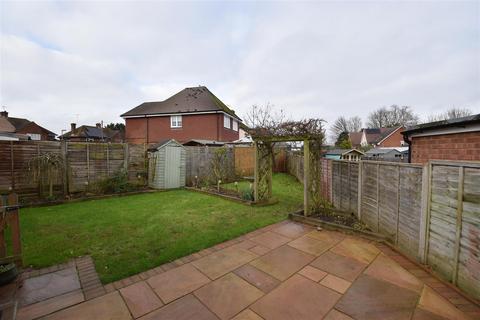 3 bedroom semi-detached house to rent, The Ridgeway, Horley