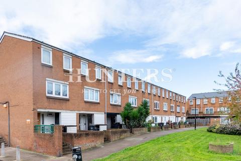 4 bedroom townhouse to rent, Templeton Close, London, N16