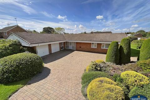 4 bedroom detached bungalow to rent, Old Mill Avenue, Coventry CV4