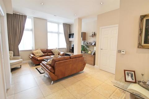 2 bedroom apartment to rent, Royal Connaught Drive, Bushey WD23