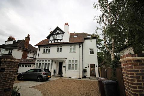 3 bedroom flat to rent, The Avenue, Bushey WD23