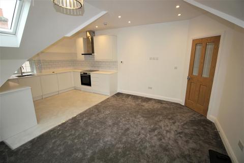 3 bedroom flat to rent, The Avenue, Bushey WD23